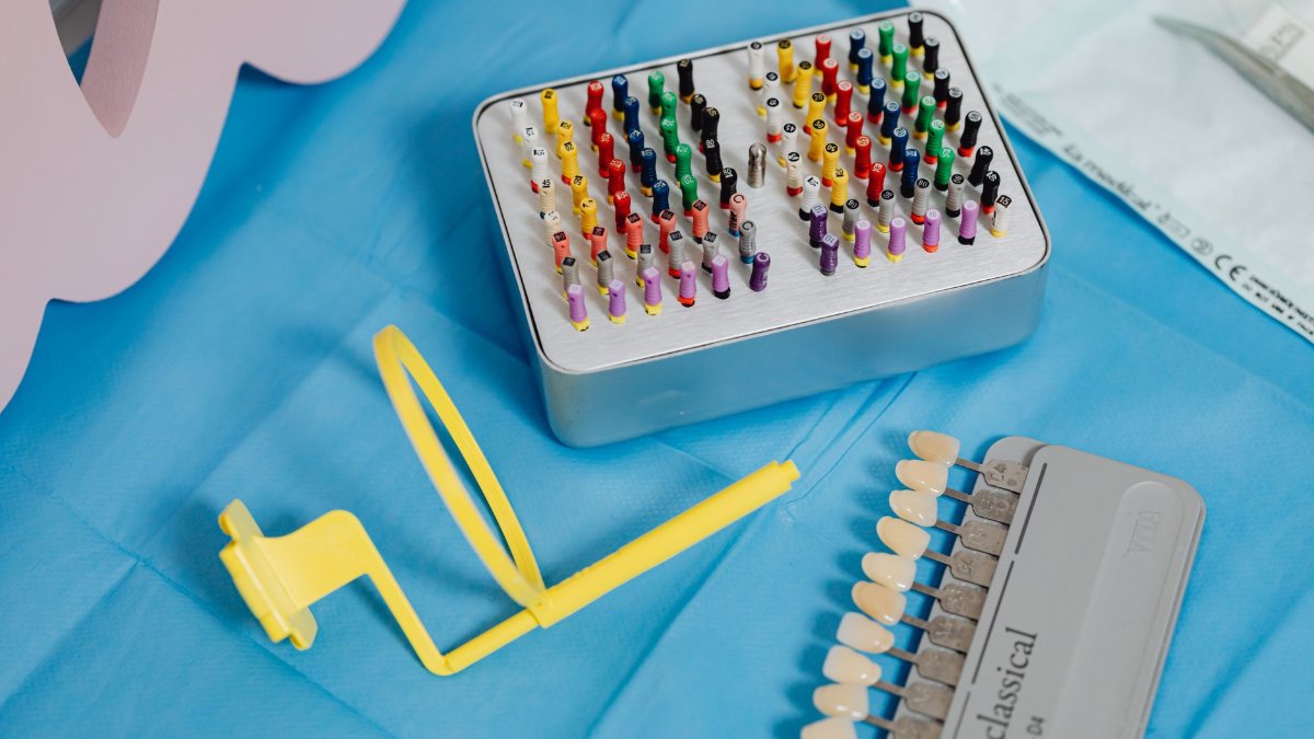 Choosing Between Porcelain Veneers and Dental Crowns